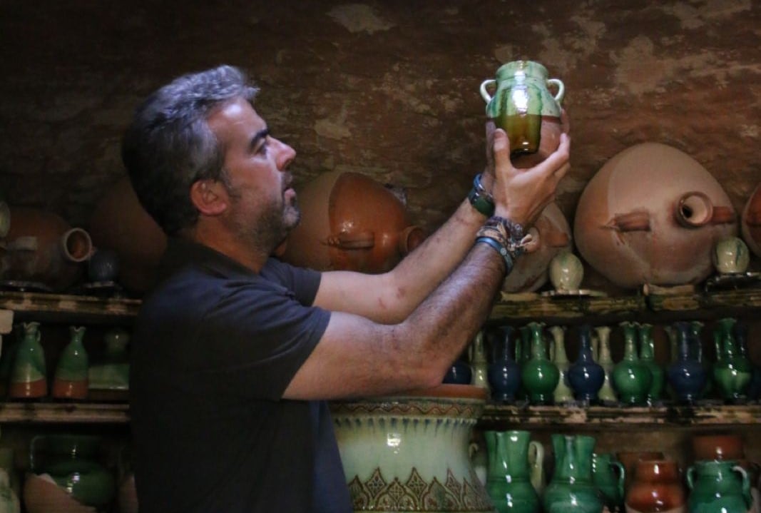 El alfarero ubetense Melchor &#039;Tito&#039;, observando una de las piezas de la colección de &quot;La poética del fuego y la tierra&quot;, en el interior del horno árabe