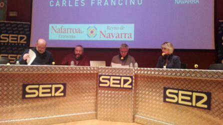 Carlos de Hita, Javier Armentia y Maitena Ezkutari junto a Carles Francino durante el programa La Ventana en Pamplona