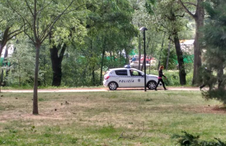 La Policía Local de Plasencia informa a los viandantes del cierre de los parques y jardines por el viento