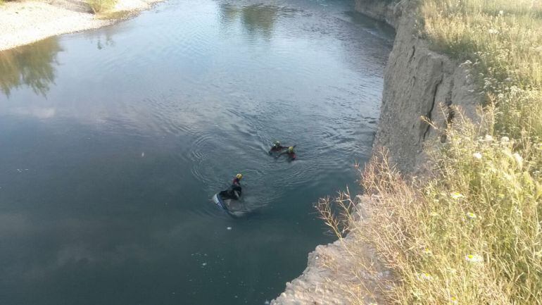 El coche ha caído al río Gállego desde una altura aproximada de 10 metros