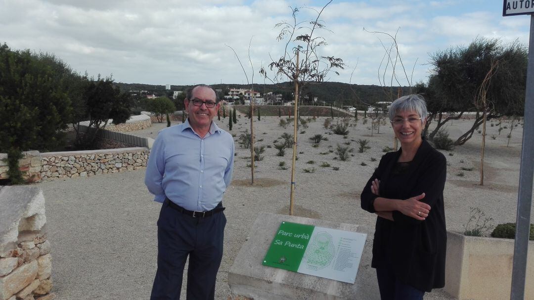 Manolo Lora y Conxa Juanola estrenaron el nuevo espacio verde de la ciudad en sa Punta de Cala Figuera.