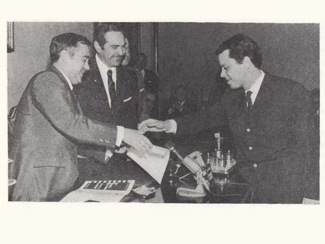 Miguel Gamazo entrega al pintor Antonio Pedrero el Primer Premio en la I Edición de la "Bienal de Arte Ciudad de Zamora", fotografía aparecida en la Edición de "El Merlú", la revista sobre Semana Santa editada por Radio Zamora corresponidente al año 1972