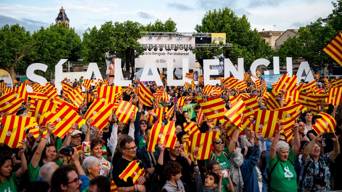 Miles de personas llenan Santa Maria reclamando "vivir en catalán" en Mallorca