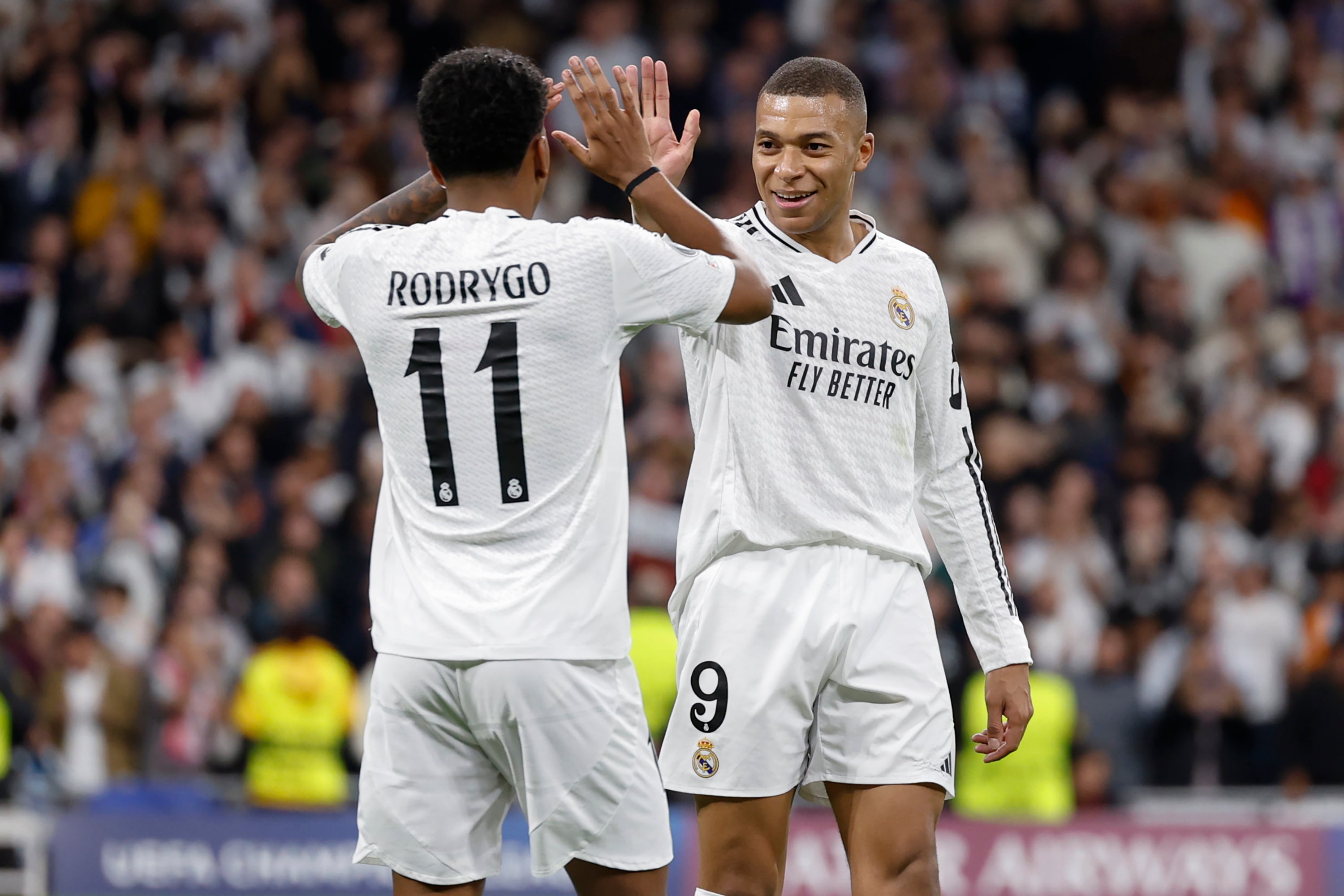 Rodrygo y Mbappé celebran un gol del Real Madrid.