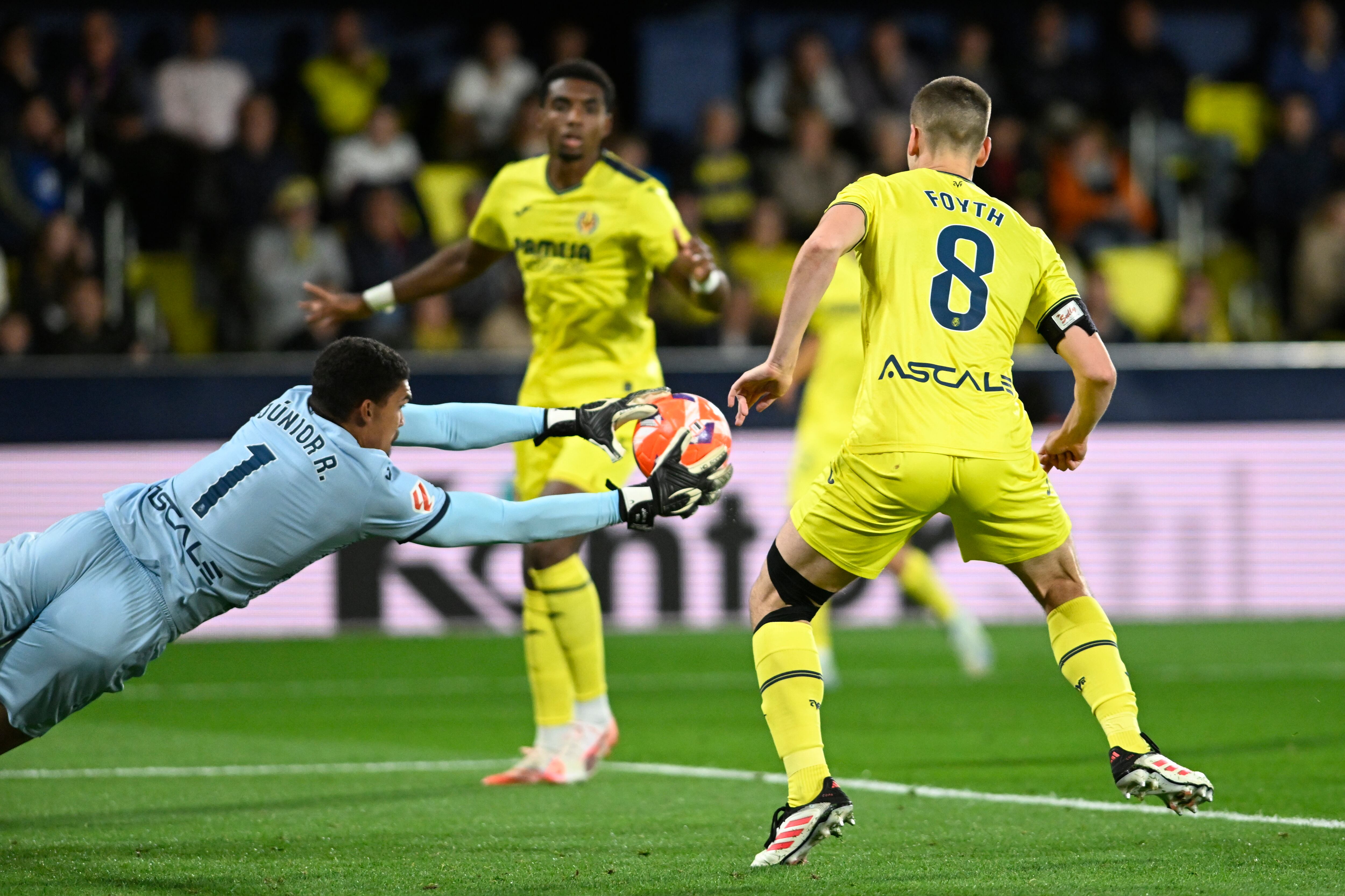 VILLARREAL (CASTELLÓN), 06/04/2025.- El portero brasileño del Villarreal Luiz Lucio (i) atrapa un balón durante el encuentro correspondiente a la jornada 30 de Laliga EA Sports que disputan hoy domingo Villarreal y Athletic Club en el estadio de La Cerámica, en la localidad castellonense. EFE / Andreu Esteban.