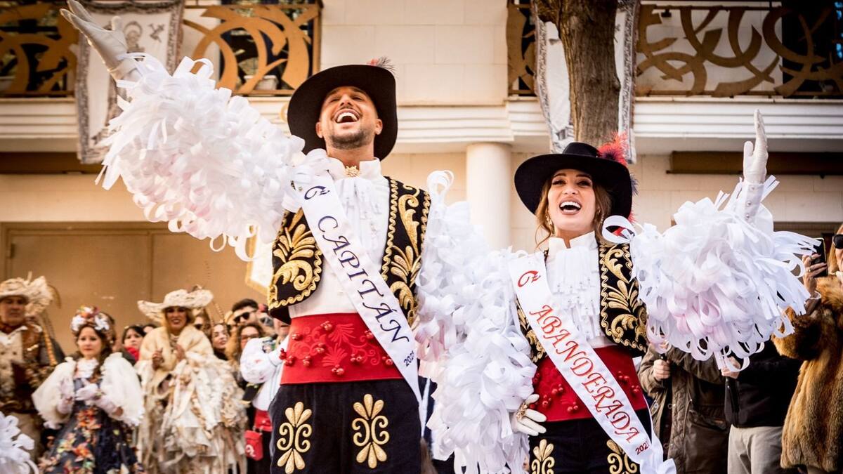 Irene Esteve y Javier Bernabéu, abanderada y capitán de la comparsa de Zíngaros de Elda 2023