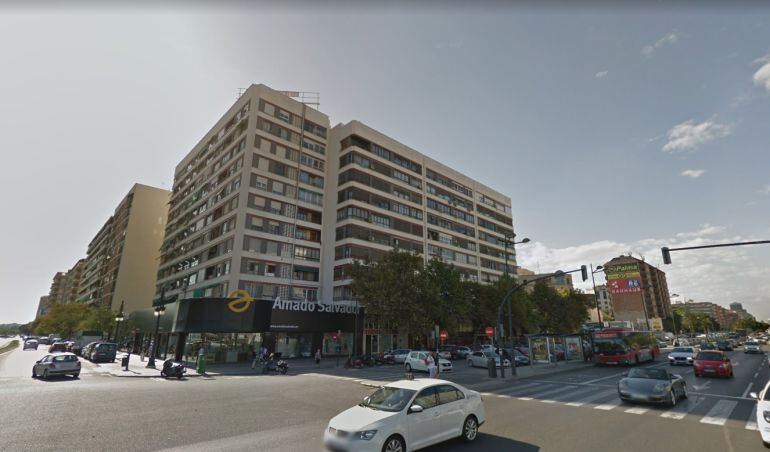 El edificio de la avenida de Pío XII donde se había atrincherado el presunto agresor sexual 