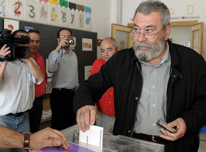 El secretario general de UGT, Cándido Méndez, deposita su voto en una mesa electoral de Jaén.