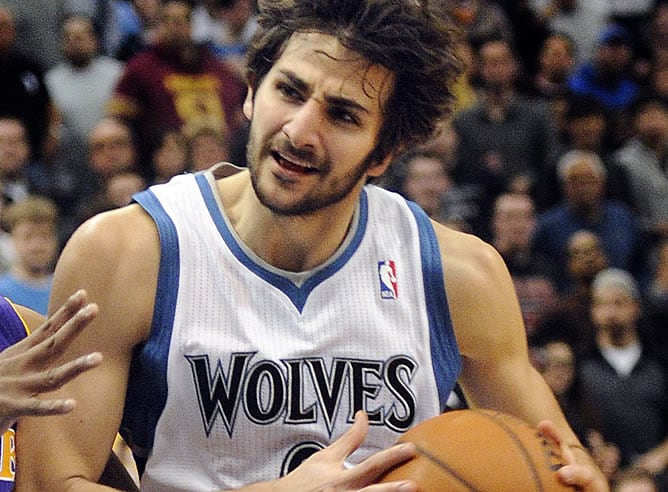 Ricky Rubio dirige la pelota