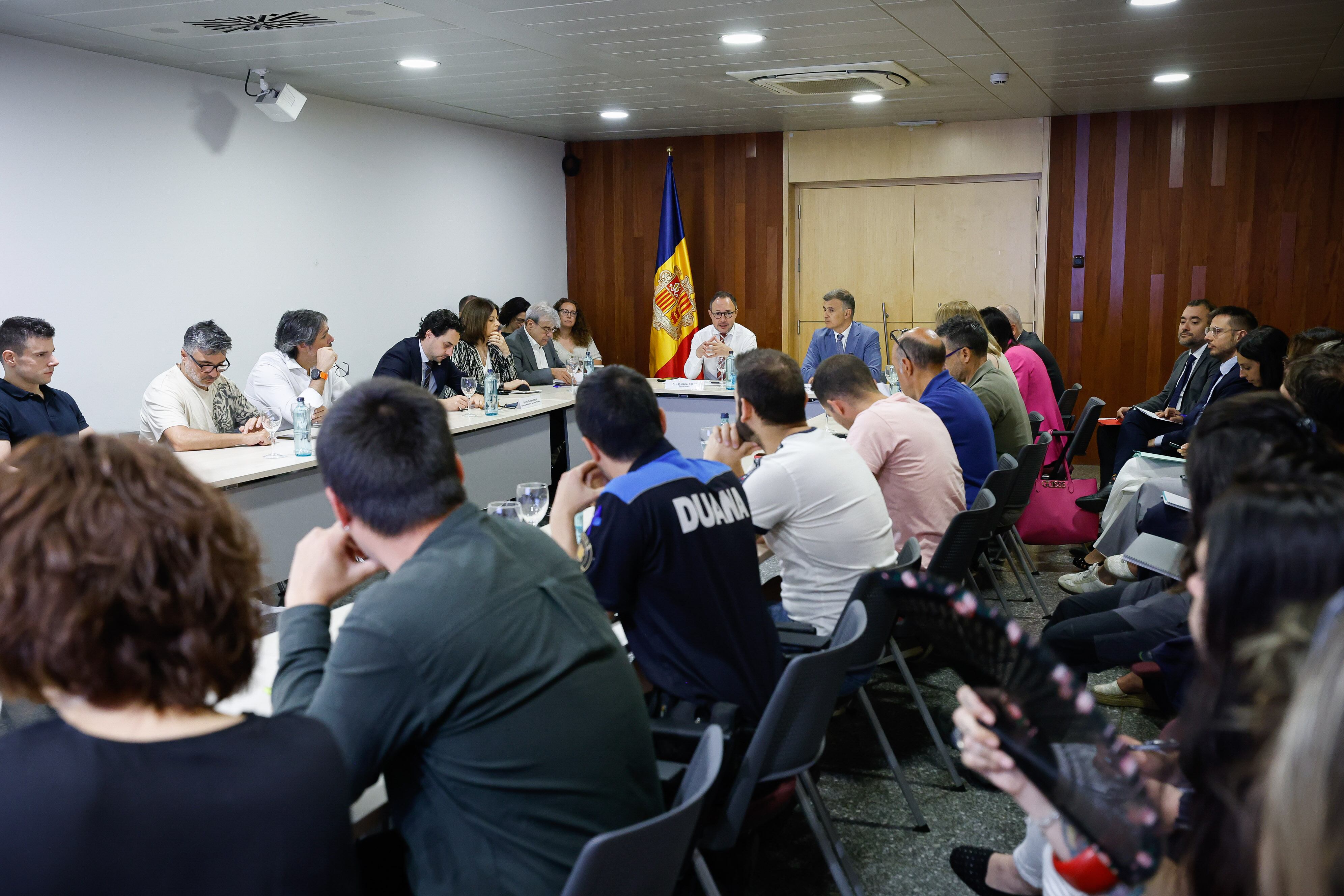 Un moment de la reunió amb els sindicats dels cossos de l'administració, el cap de Govern, Xavier Espot, i el ministre de Funció Pública, Marc Rossell