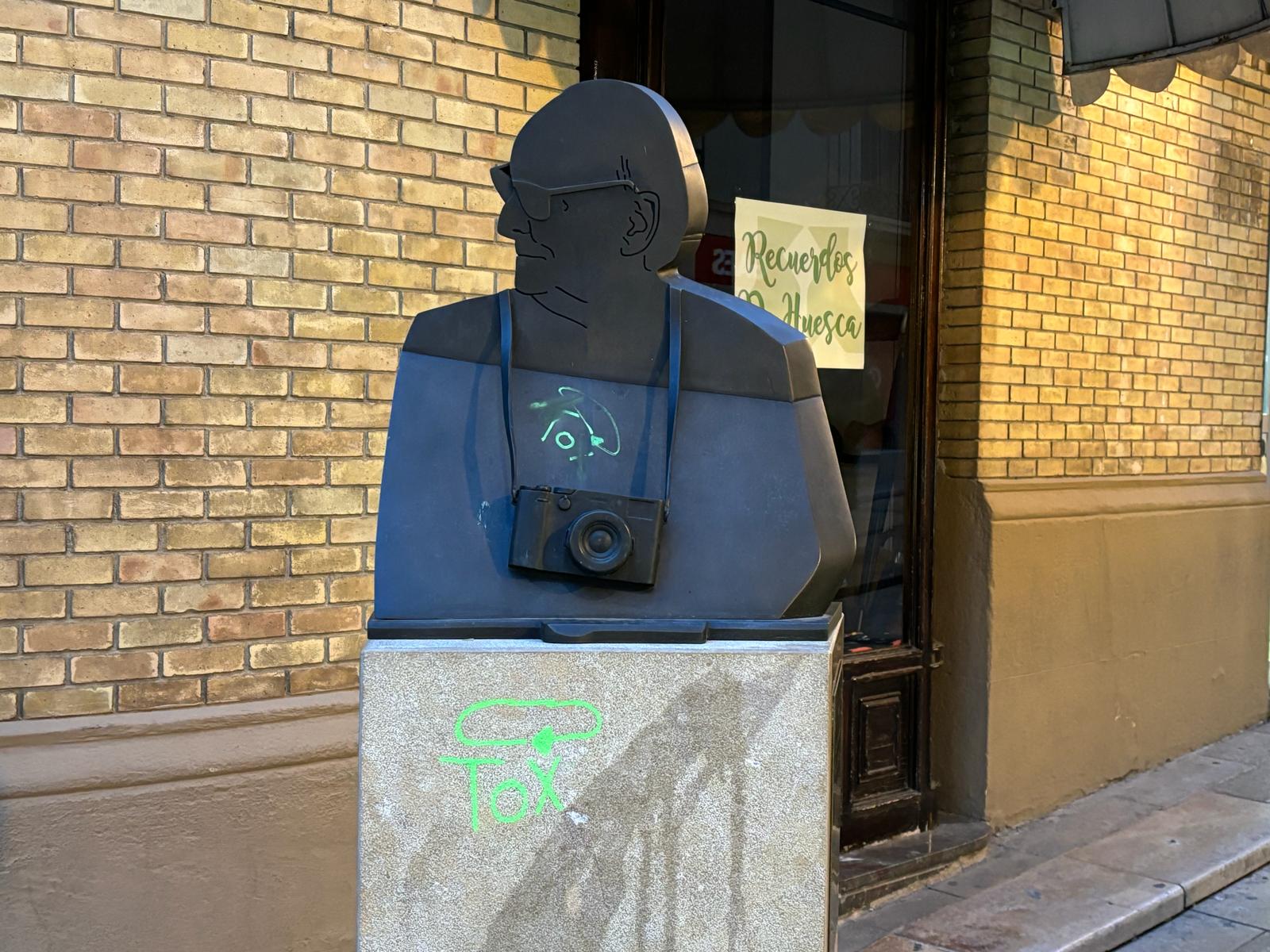 Grafitis sobre el busto de Carlos Saura