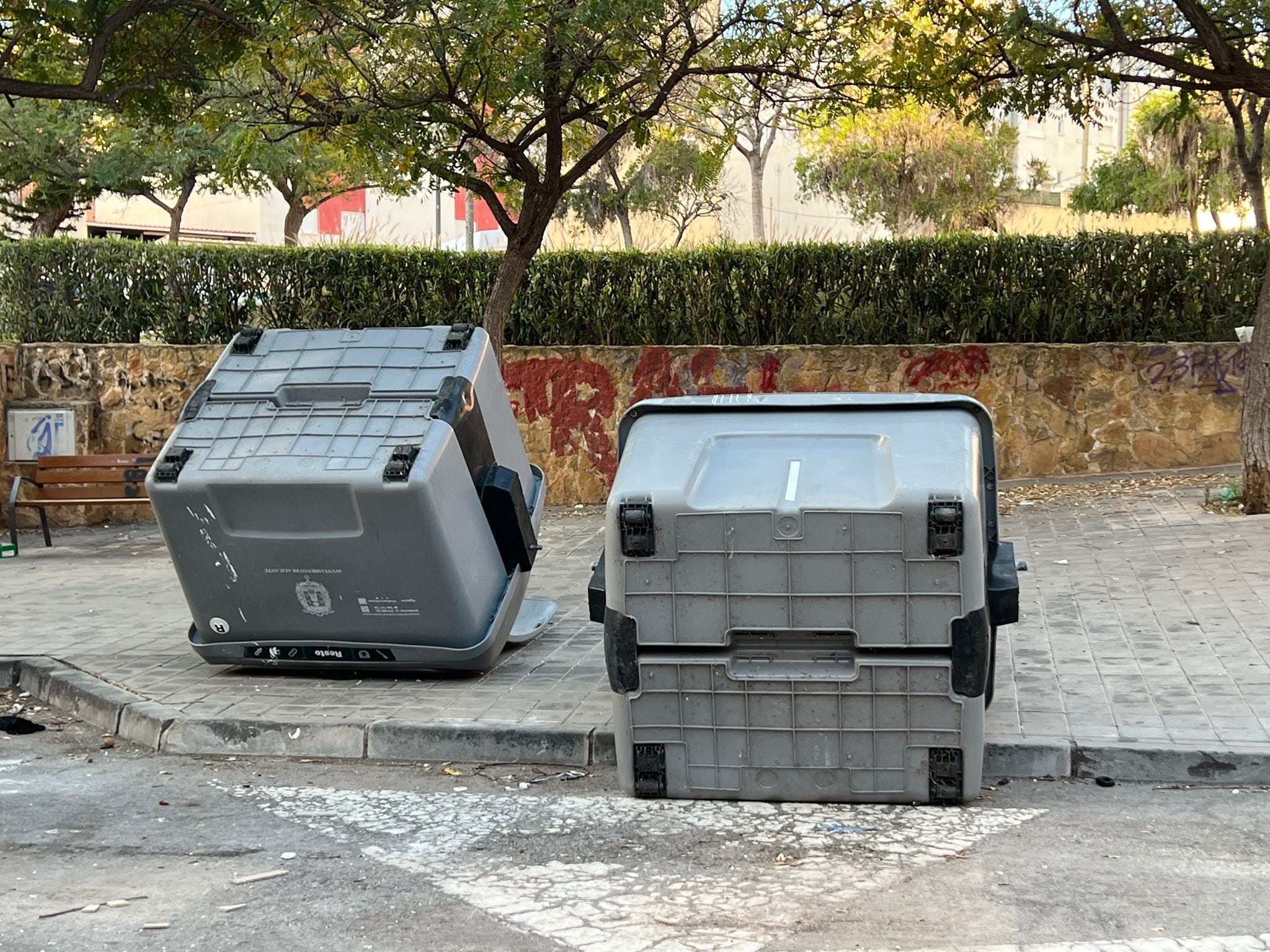 Caída de contenedores de basura en Alicante. Foto: Cadena SER