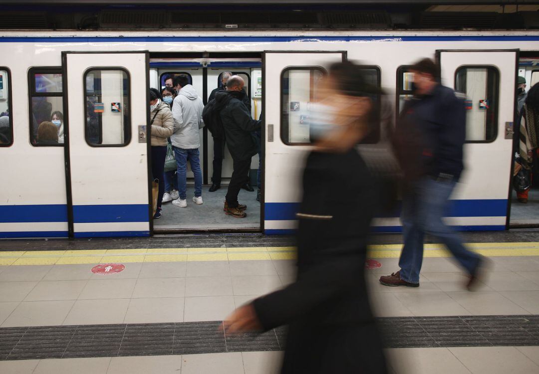 Viajeros en la estación de metro de Sol.