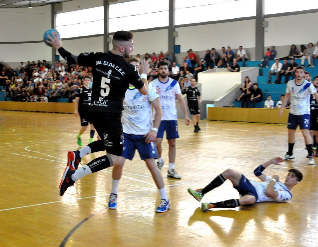 Adrián Amorós lanzando desde el extremo en un partido con el Elda - C.E.E.