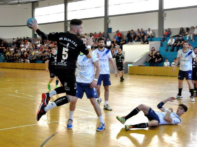 Adrián Amorós lanzando desde el extremo en un partido con el Elda - C.E.E.