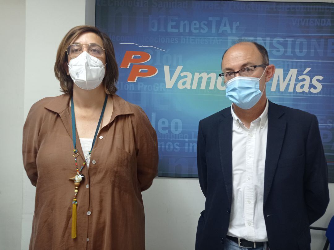 Ángeles Armisén y Jorge Domingo Martínez en la sede del PP en Palencia