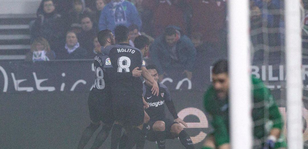 Los jugadores del Sevilla celebran su gol en Butarque