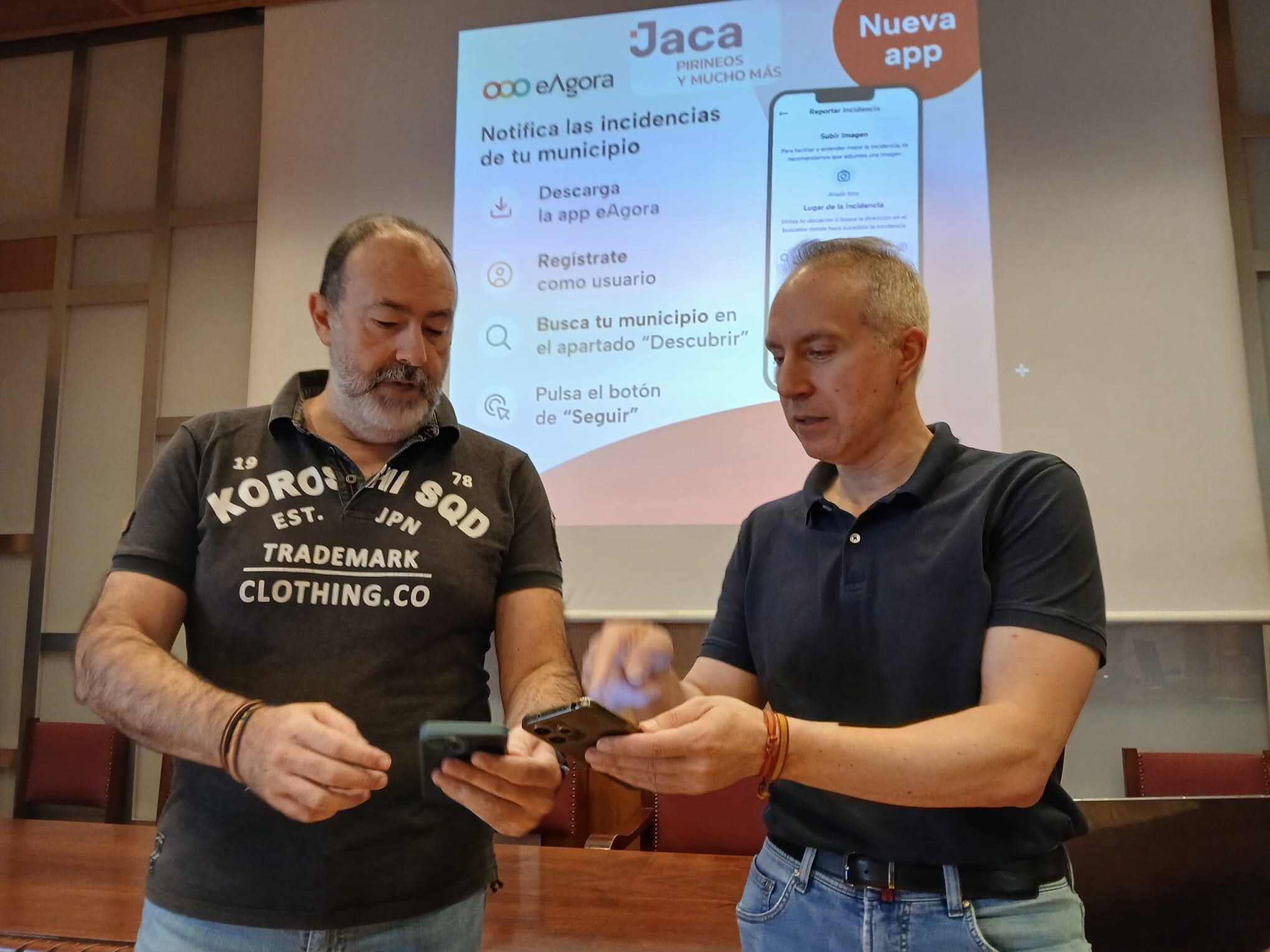 El concejal Daniel Ventura y José Manuel de Prada, en la presentación de esta App