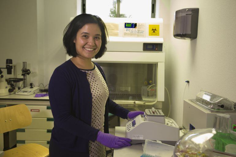 La investigadora del CSIC Priscila Kosaka muestra este nuevo biosensor en su laboratorio de Microeléctronica de Madrid.