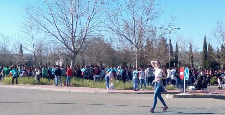 Miles de jóvenes se congregan durante la edición pasada en el macrobotellón ITI en el recinto ferial de la Peraleda de Toledo 