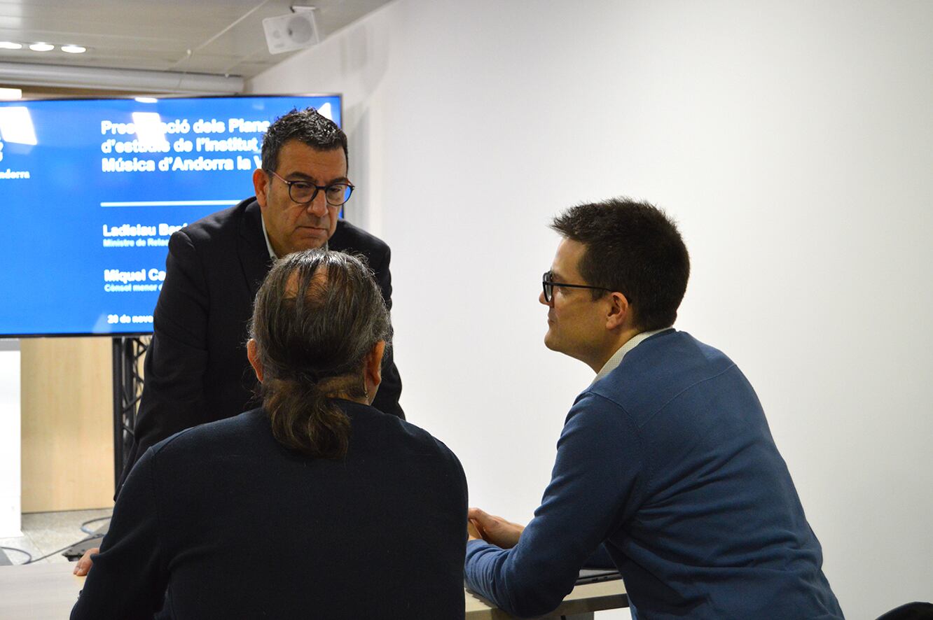 El cònsol menor d'Andorra la Vella, Miquel Canturri, conversa amb el coordinador de l'Institut de Música d'Andorra la Vella, Jordi Sabata.