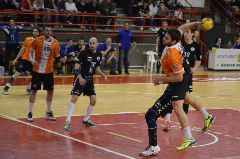 Dalmau Hiux con la camiseta del BM Torrelavega