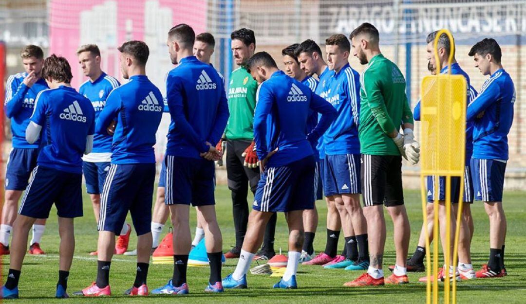 La plantilla del Real Zaragoza duarnte un entenamiento en la Ciudad Deportiva