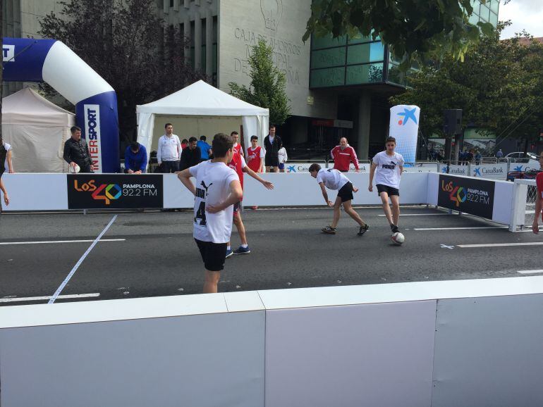 Los equipos de fútbol 3x3 han llenado la Avenida del Ejército de Pamplona en la primera edición del Street Fútbol Los 40 Pamplona