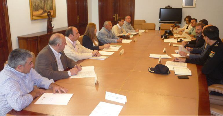 Miembros de organizaciones agrarias y de diferentes instituciones durante la reunión del dispositivo de seguridad.