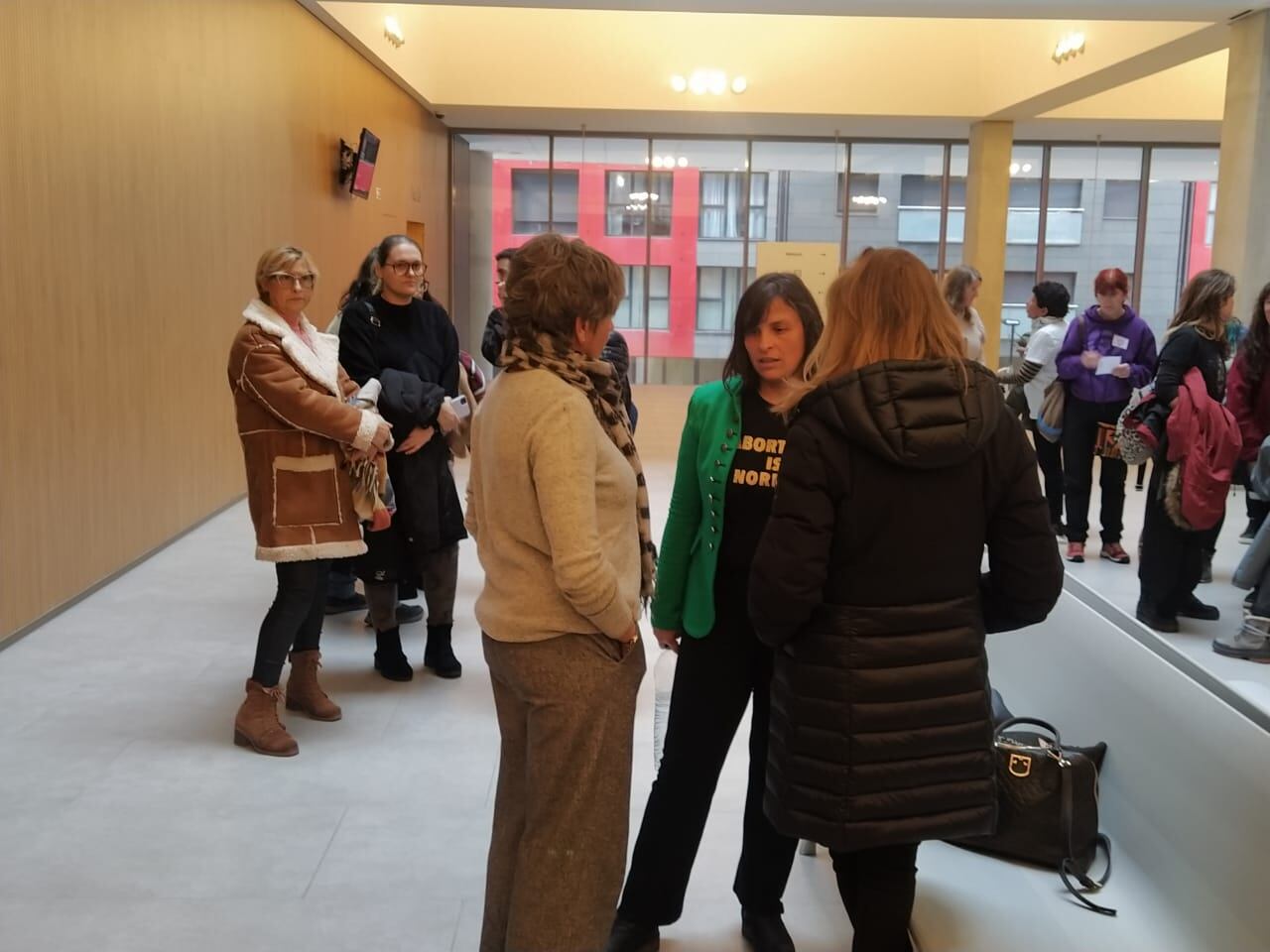 La presidenta d&#039;Stop Violències, Vanessa Mendoza Cortés, conversant a la seu de la justícia amb la consellera general del PS, Susanna Vela