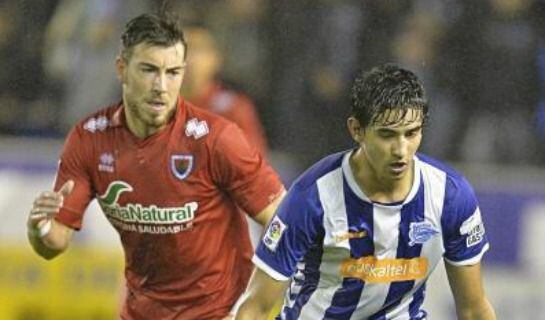 Einar Galilea pugna por un balón con Sergi Enrich.