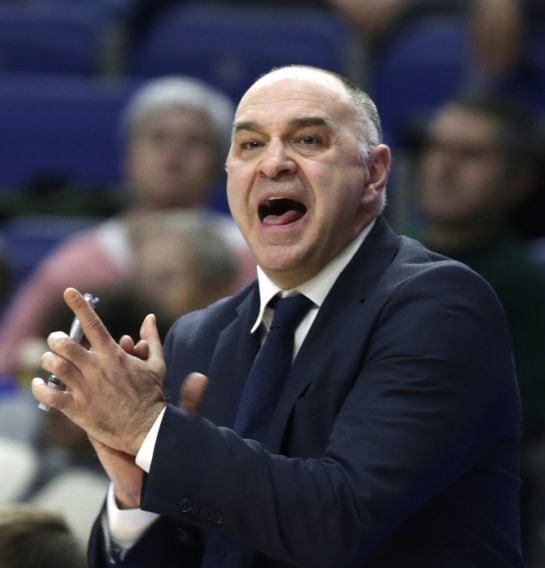 GRA192. MADRID, 20/03/2016.- El entrenador del Real Madrid, Pablo Laso, da instrucciones a sus jugadores en su partido ante el CAI Zaragoza, de la vigésima quinta jornada de la liga ACB de baloncesto que se disputa esta tarde en el Barclaycard Center de M