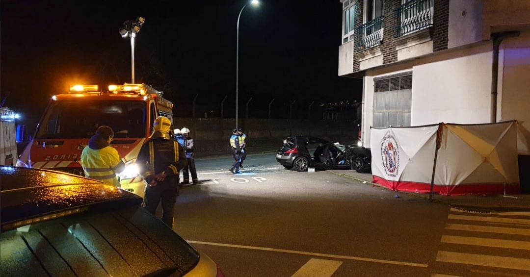 Dos personas mueren tras chocar su coche contra una vivienda en A Coruña