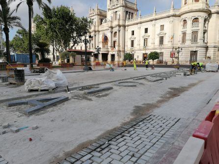 Alrededor de 25 operarios trabajan en las obras para la instalación del nuevo asfalto de la plaza del Ayuntamiento de València.