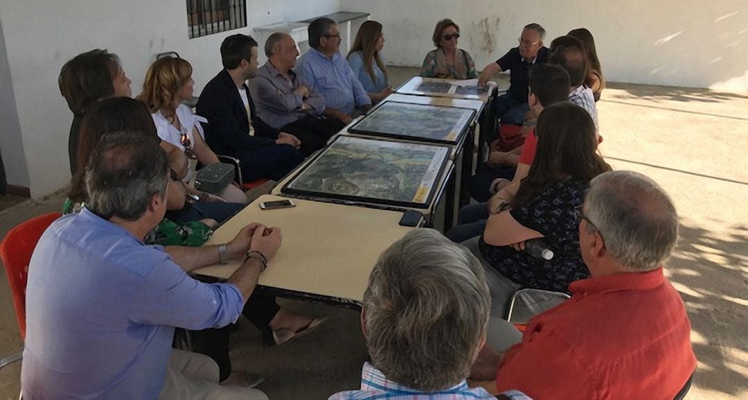 Julio Millán y miembros de la candidatura socialista reunidos con los vecinos de la zona de los Puentes.