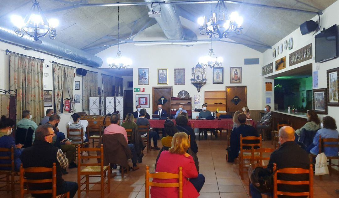 Familiares de residentes DomusVi de Alcoy en la reunión celebrada este jueves.