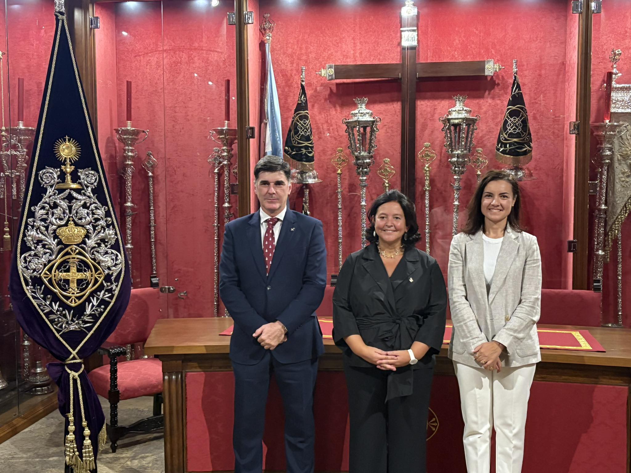 Raquel Hernández Cobo (en el centro), la hermana mayor de la Buena Muerte de Jaén, rodeada de otros miembros de la Junta de Gobierno.