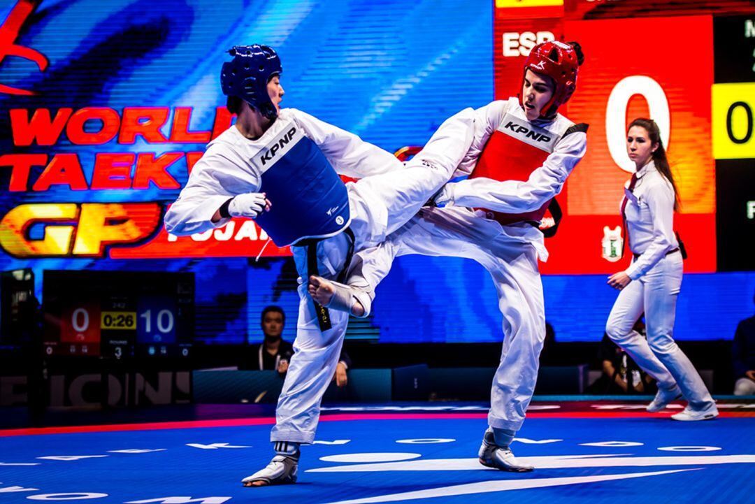 Marta Calvo (rojo) no pudo sobreponerse al dominio de la surcoreana Ah-Reum Lee en el combate de semifinales.