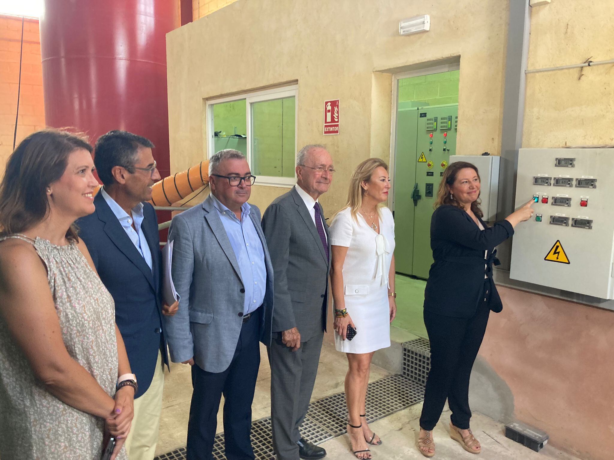 Carmen Crespo, consejera de Agricultura y Aguas, junto a Francisco de la Torre, alcalde de Málaga, en la presentación de las mejoras de la planta de bombeo de la Rosaleda, en la capital malagueña.