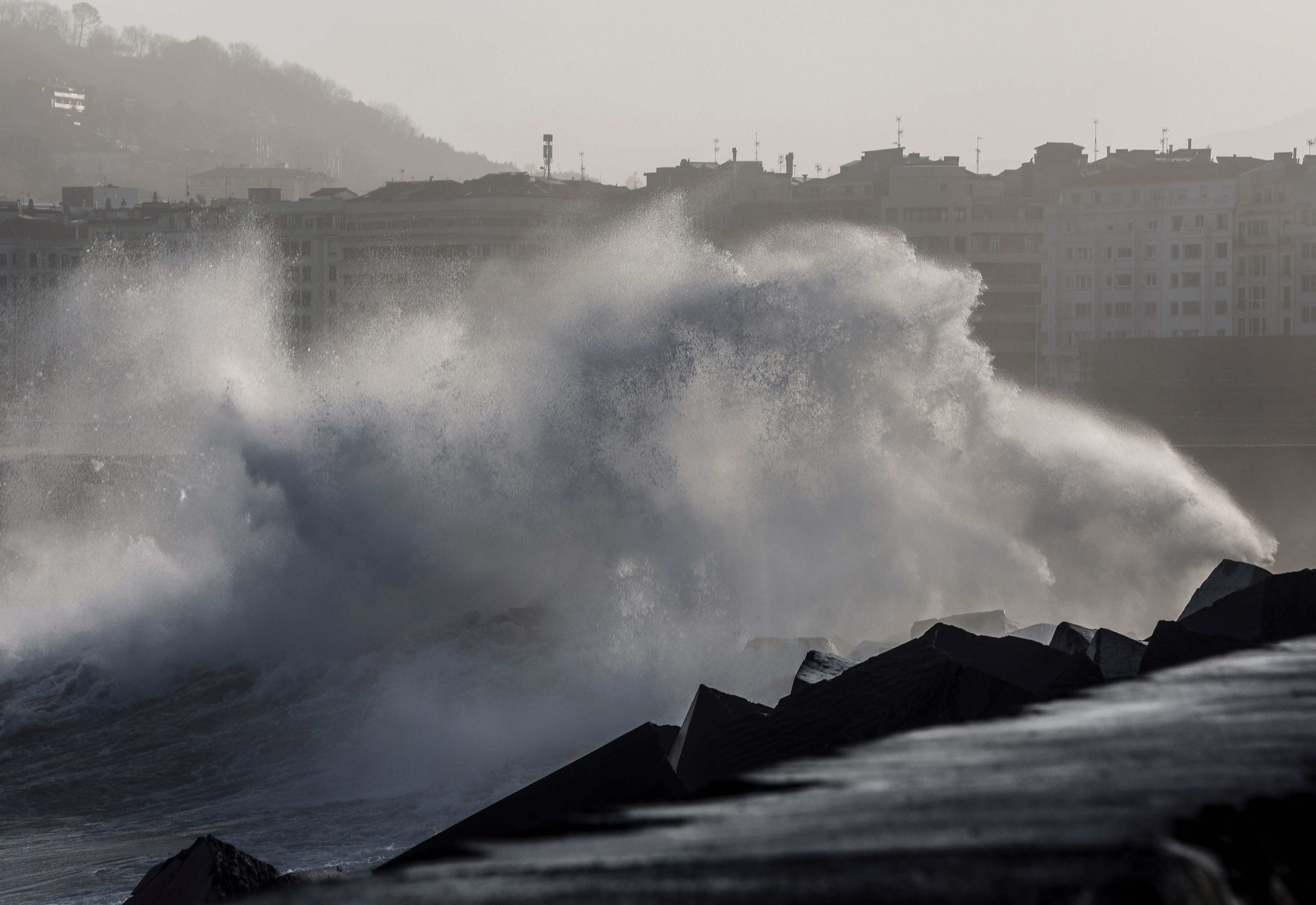 Una ola rompe este jueves en la desembocadura del río Urumea junto a la playa de la Zurriola de San Sebastián.