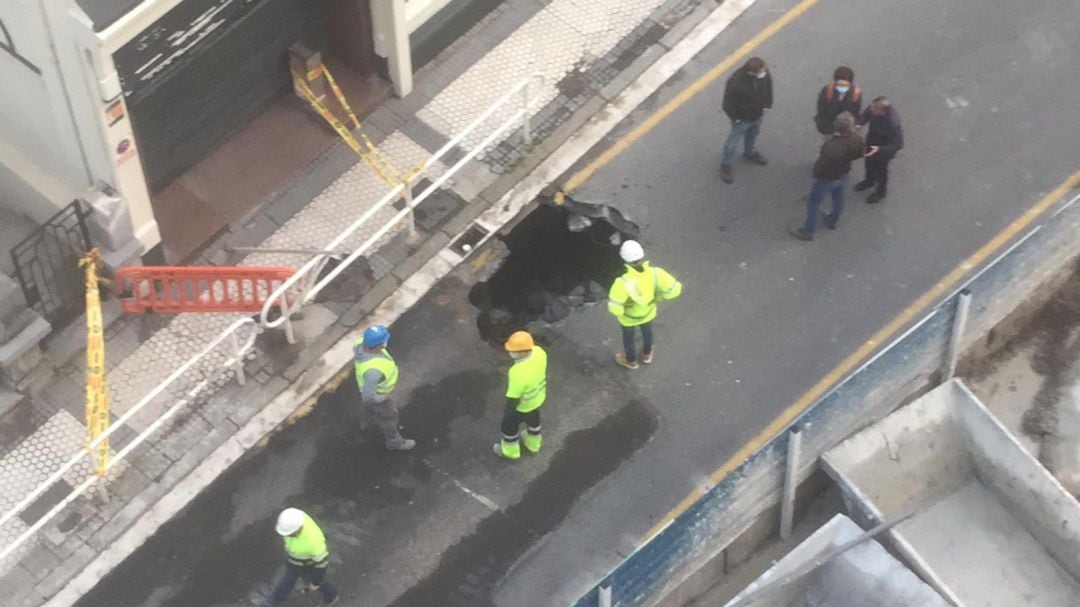 Vista del nuevo socavón que ha aparecido junto a las obras del metro en San Sebastián. 