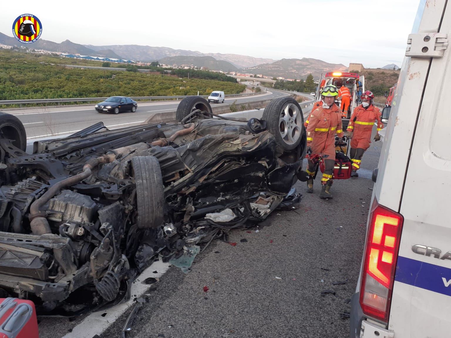 Bomberos trabajando en la excarcelación de los heridos en este accidente de tráfico producido en La Font d&#039;en Carròs.