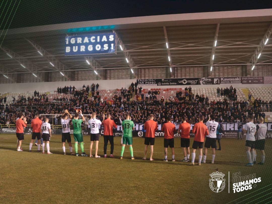 Los jugadores del Burgos C.F. saludan a la afición tras el encuentro
