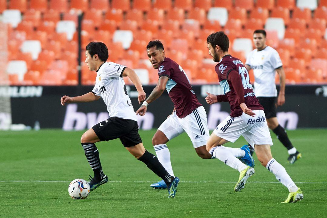 Lee Kang-In of Valencia CF and Renato Tapia of Celta de Vigo during the La Liga mach between Valencia al RC Celta de Vigo at Estadio de Mestalla on 20 February, 2021 in Valencia, Spain AFP7 
 ONLY FOR USE IN SPAIN