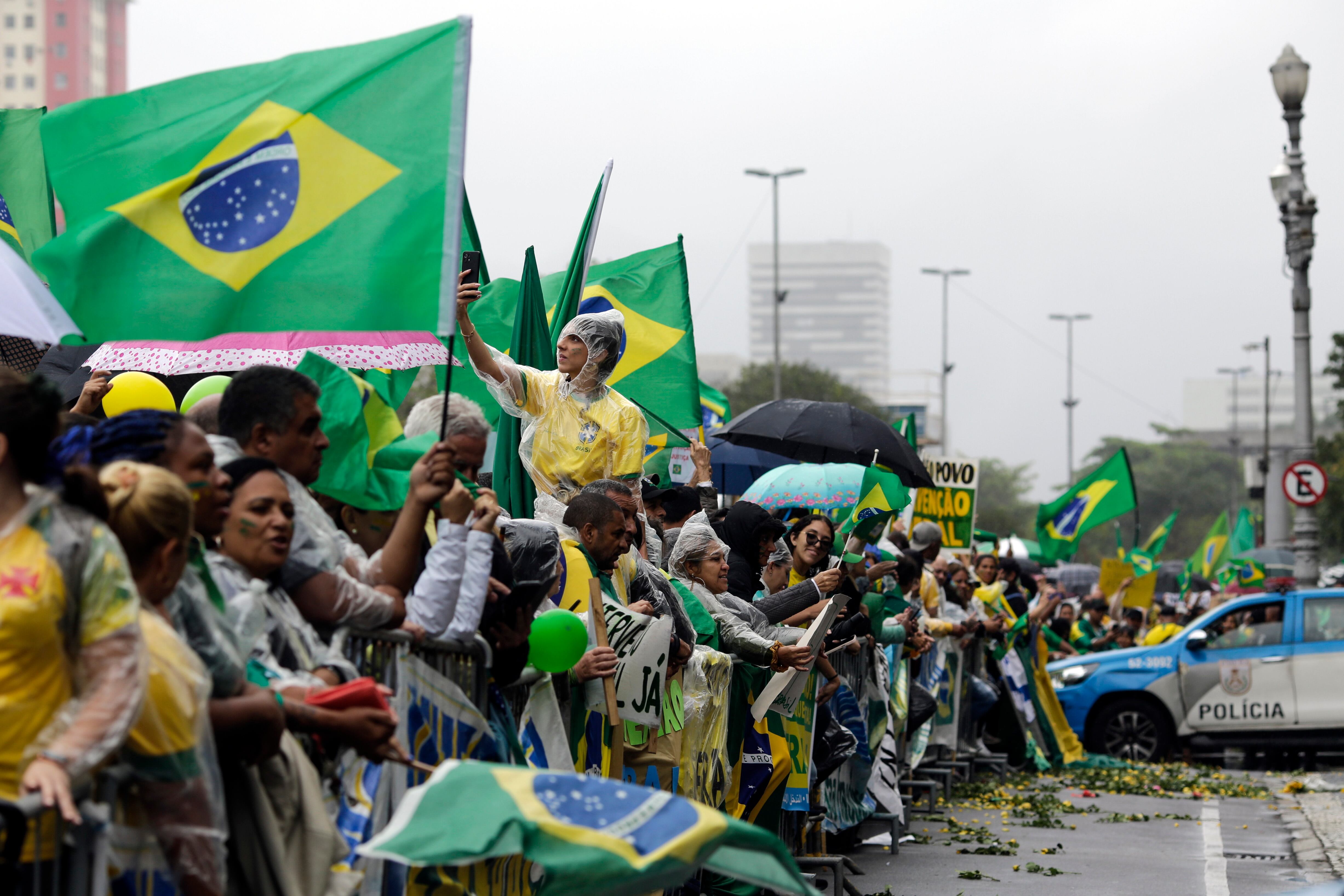 Seguidores del expresidente Jair Bolsonaro protestan contra el resultado de las elecciones, frente al Comando Militar del Este en Río de Janeiro (Brasil)