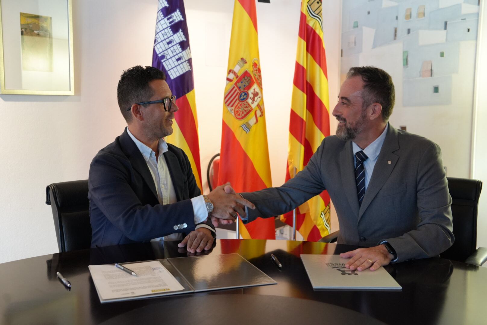 Firma del convenio entre el Govern y el Ayuntamiento de Ibiza