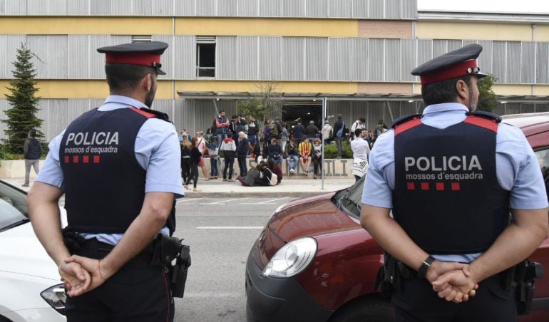 Mossos ante el colegio Gili Gayà de Lleida.