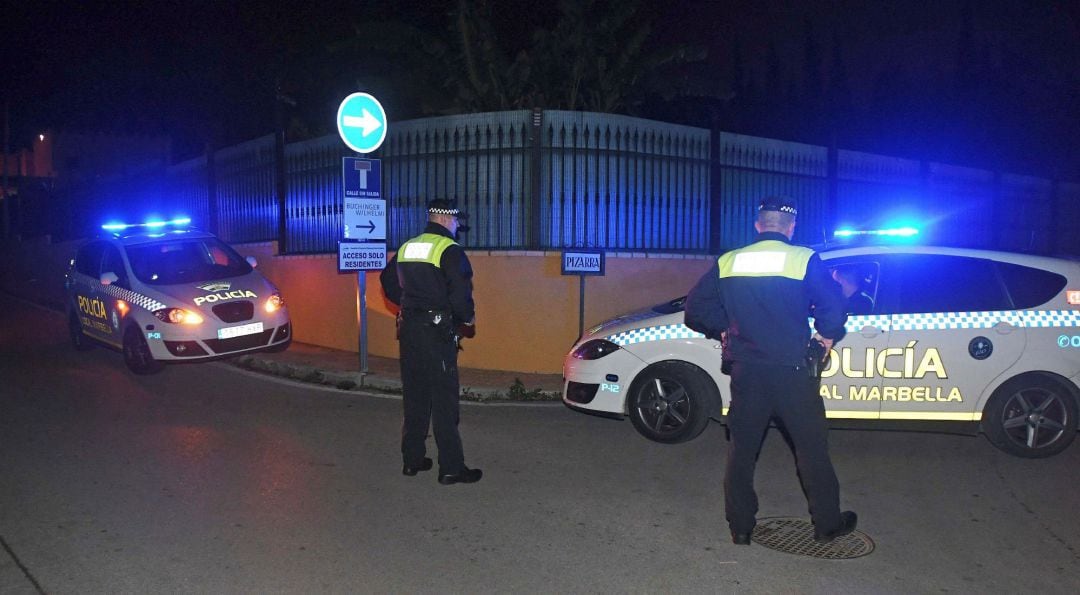 Agentes de la Policía Local de Marbella, y de la Policía Nacional, en el lugar del suceso este martes por la noche