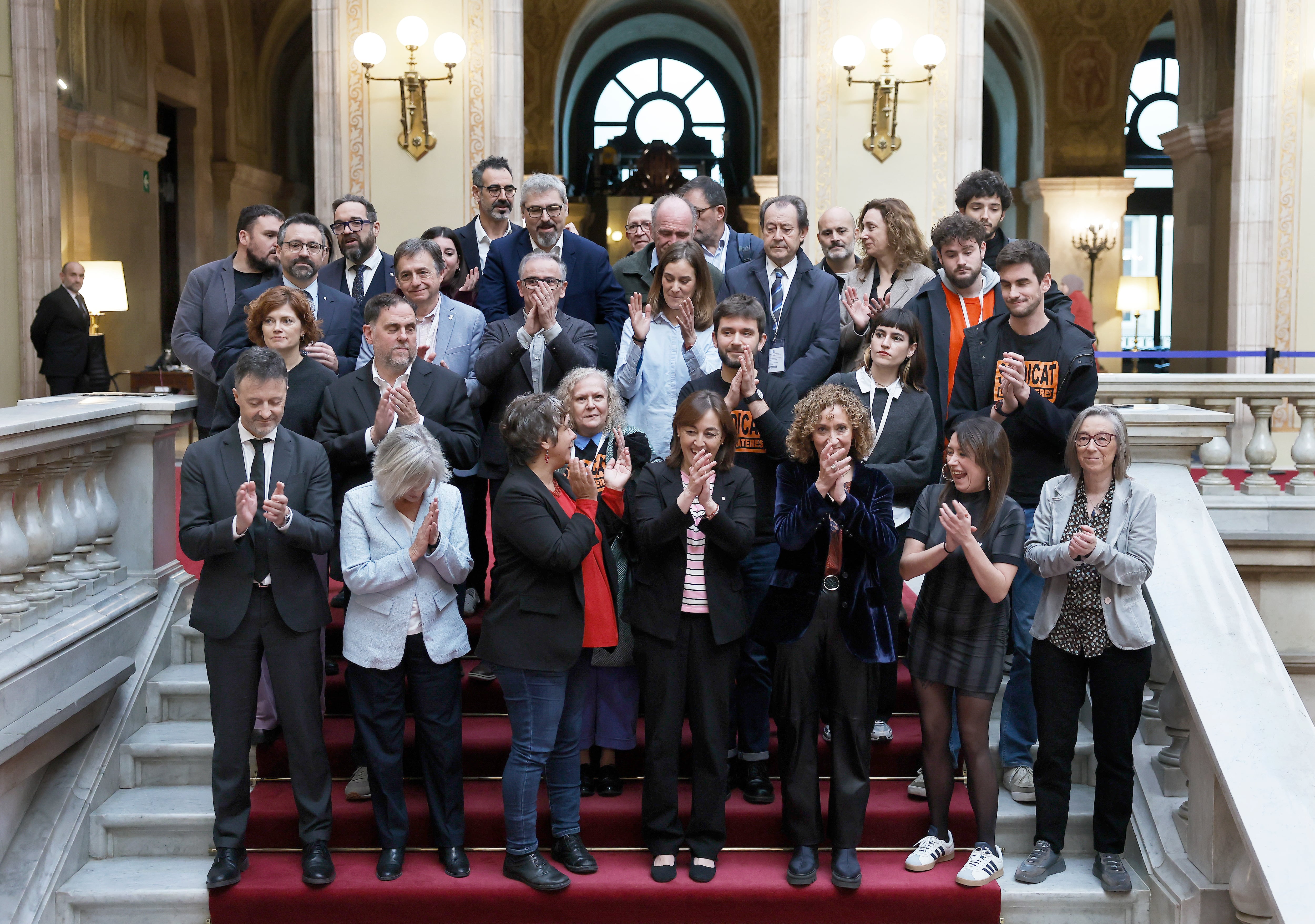 La consellera de Territorio, Vivienda y Transición Ecológica y Portavoz del Govern, Silvia Paneque (c) junto a otros dirigentes políticos y miembros del Sindicat de Llogaters posan en las escaleras del Parlament, que ha aprobado este jueves la ley que regula el alquiler de temporada y de habitaciones, una vía usada para sortear el tope a las rentas de vivienda habitual vigente en Cataluña, con el voto afirmativo de toda la bancada izquierda: PSC-Units, ERC, Comuns y la CUP.