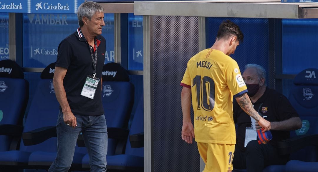 Quique Setién y Leo Messi, en el partido entre el Alavés y el Barcelona.